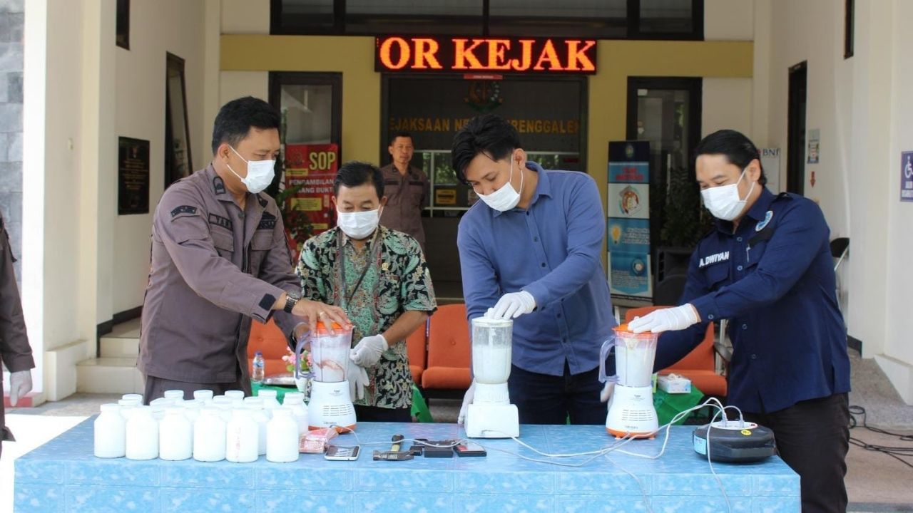 Barang Bukti Kejahatan Trenggalek Dimusnahkan, Sabu 20,37 Gram Masuk Blender